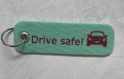 Sleutelhanger drive safe glitter roze